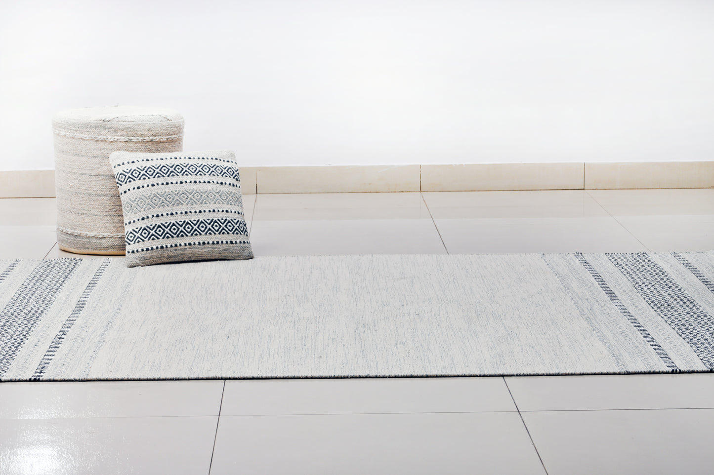 Puf Kilim de Algodón Hecho a Mano – Gris Claro