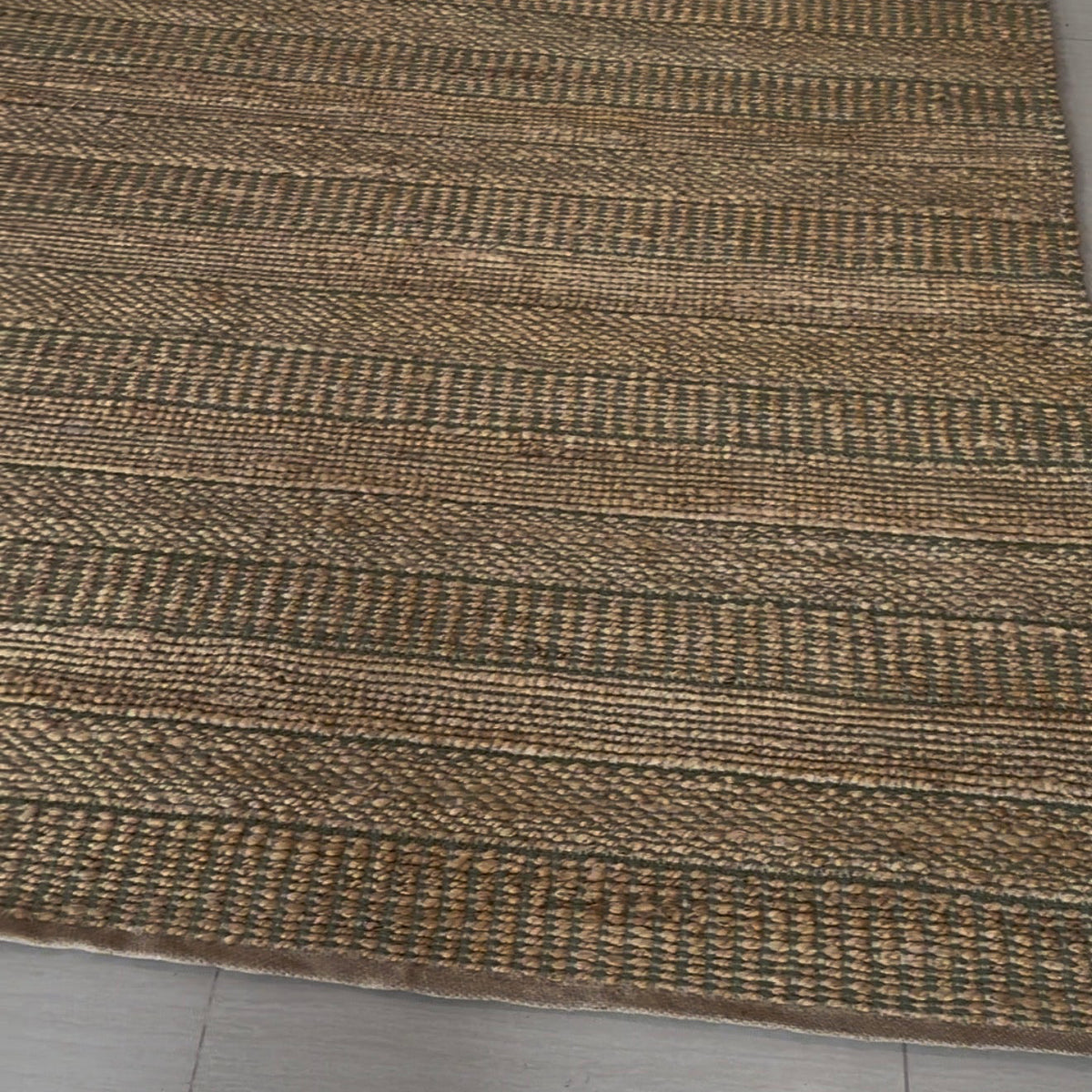 Alfombra a Rayas de Sarkanda Borde con Acabado Spray IC17797 Verde