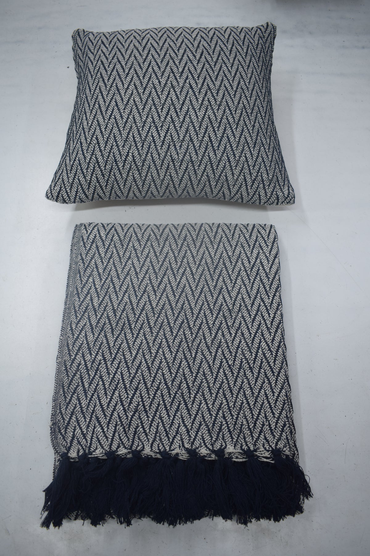 Set de Manta y 2 Cojines Tejidos a Mano DIC14 Azul Marino/Blanqueado