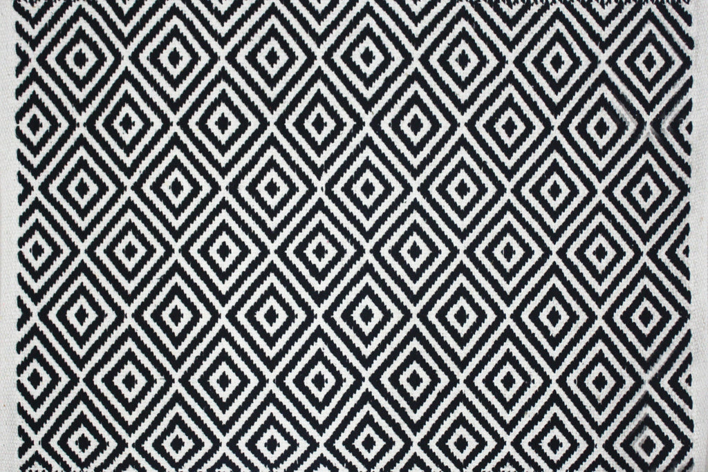 Alfombra de Algodón con Patrón de Diamante – Borde Acabado