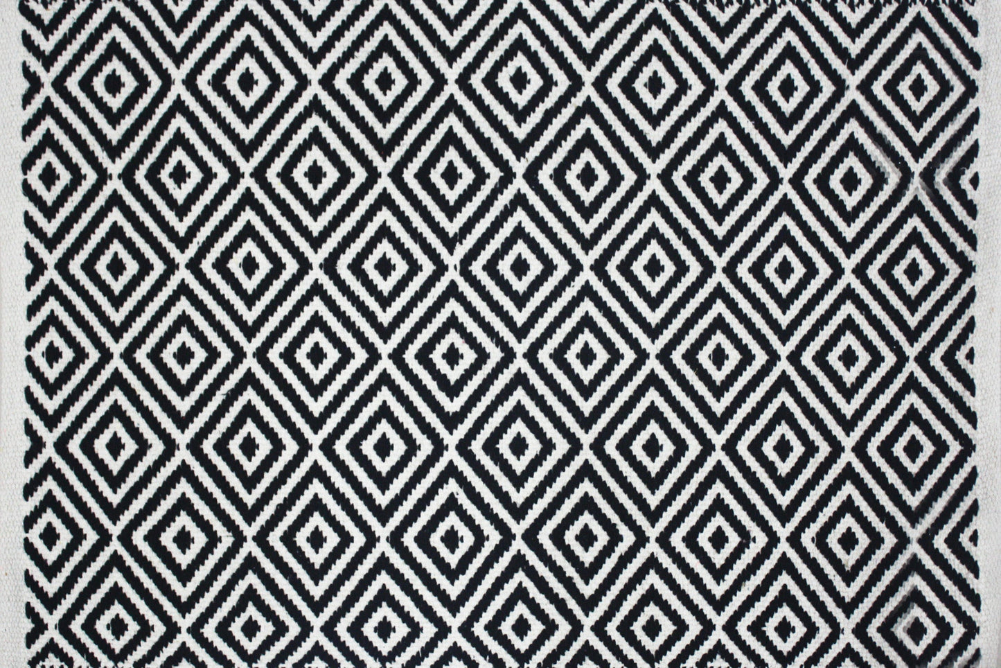 Alfombra de Algodón con Patrón de Diamante – Borde Acabado