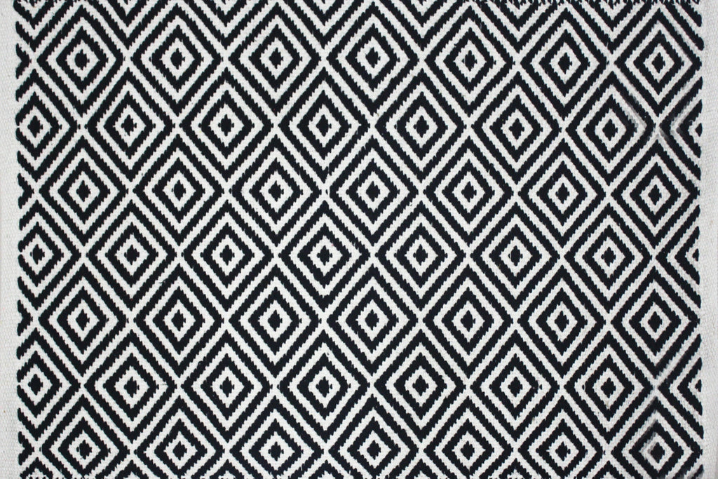 Alfombra de Algodón con Patrón de Diamante Borde Acabado IC17719 Negro