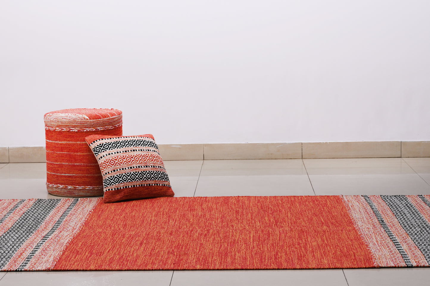 Puff de Algodón Kilim Tejido a Mano – Encanto Naranja