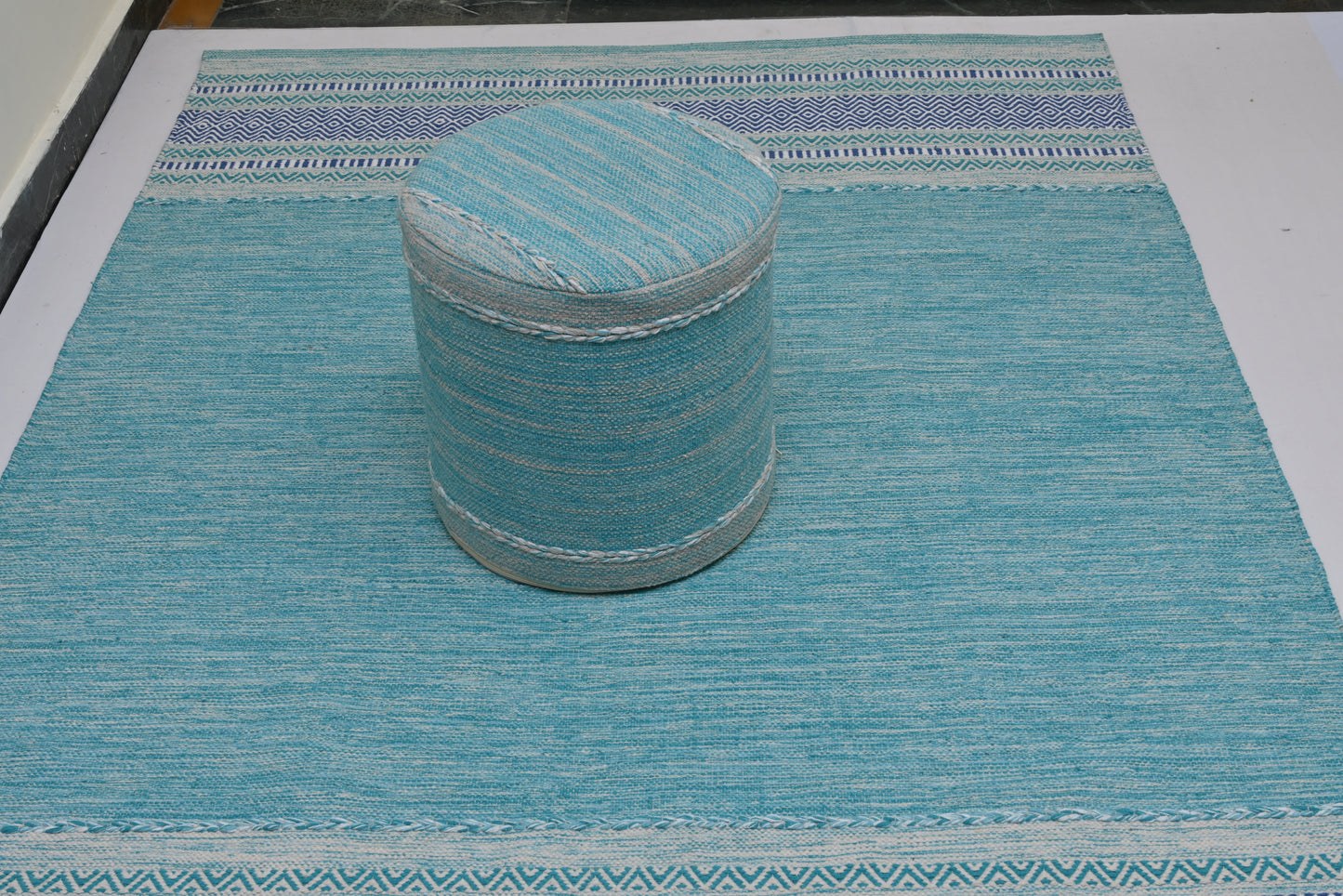 Pouf de Algodón Kilim Tejido a Mano – Encanto Turquesa