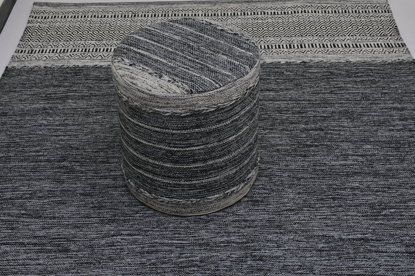 Pouf Kilim de Algodón Tejido a Mano – Gris Oscuro