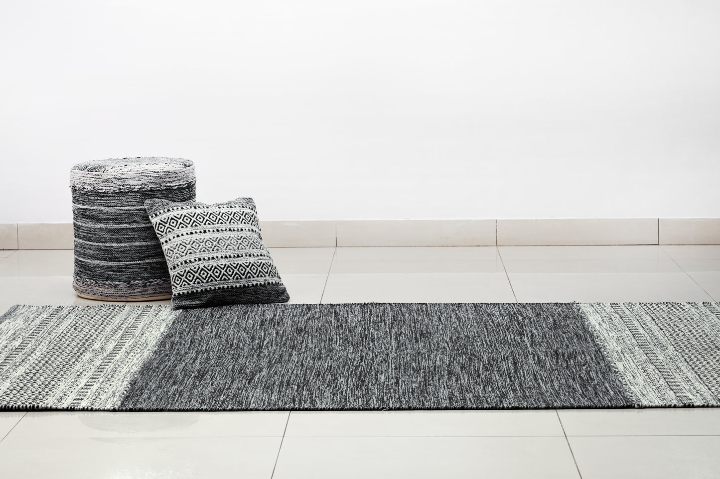 Pouf Kilim de Algodón Tejido a Mano – Gris Oscuro