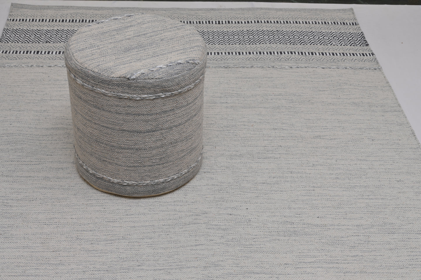 Puf Kilim de Algodón Hecho a Mano – Gris Claro