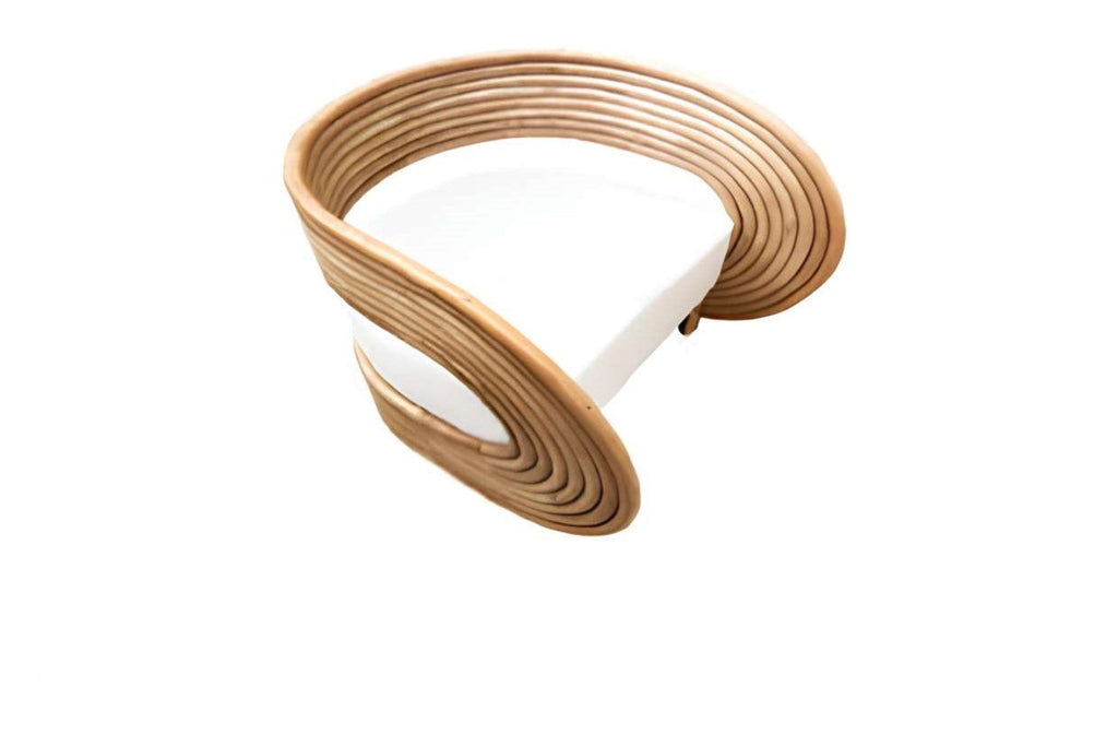 Silla lounge escultórica de rattan con respaldo en bucle